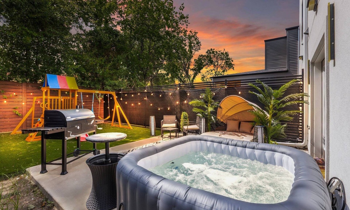 West Dallas House | Spacious 4-bedroom house in lovely Dallas W/Game room & Spa