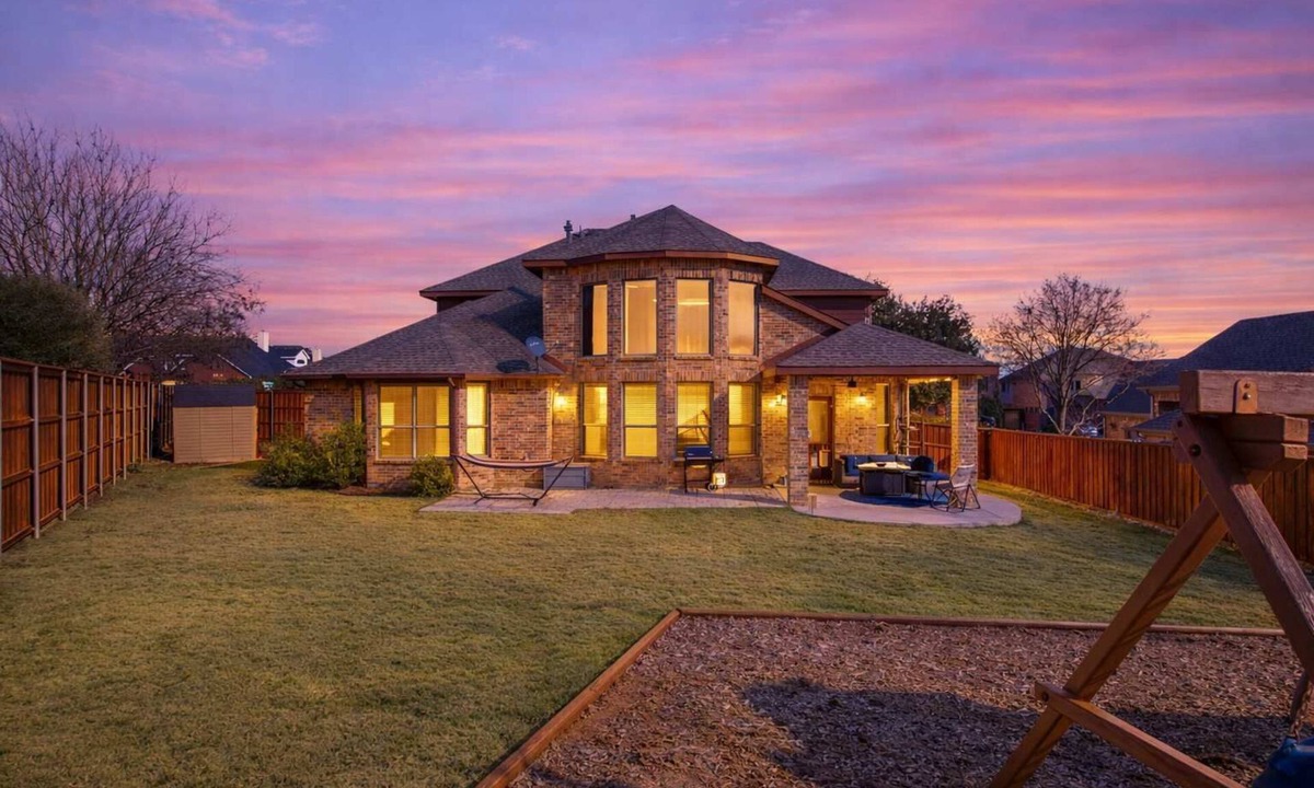 Hickory Creek House | Spacious 4BR/3BA with Yard, Mins to LakeLewisville