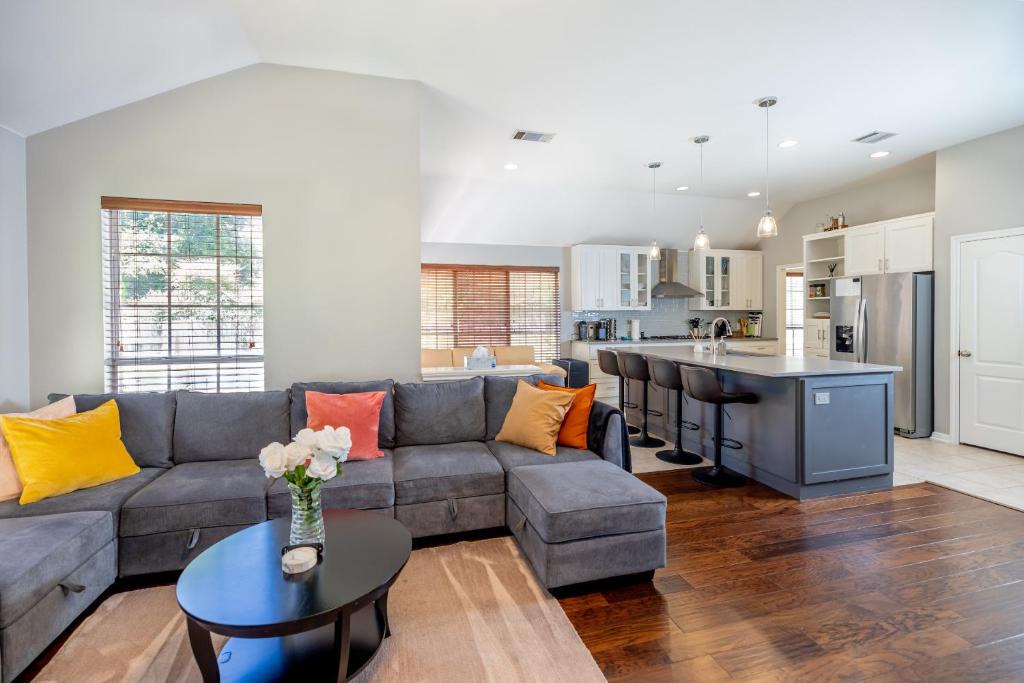 Cedar Park Apartment | Spacious 4BR Home Away From Home with Hot Tub