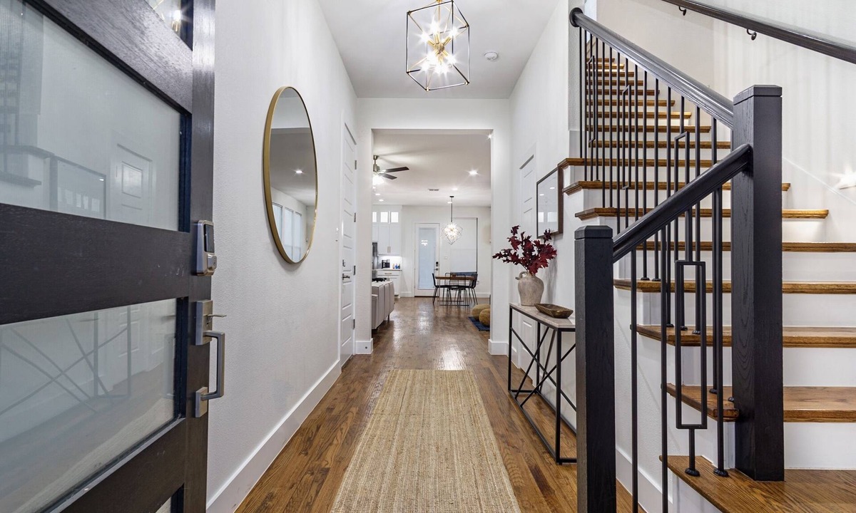 West Dallas House | Spacious 4BR Retreat, Sleeps 10, Backyard + Near Dallas