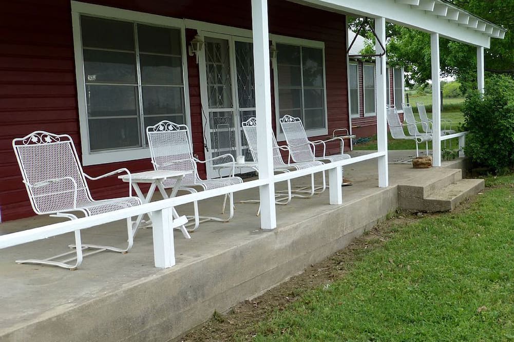 Dennis House | Spacious Cottage Rental for Group Getaway on Ranch near Dallas, Texas