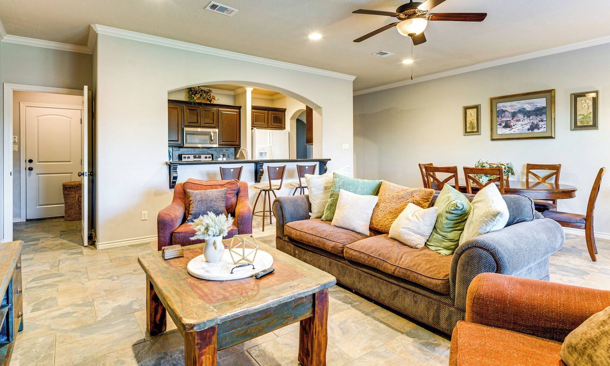 College Station House | Spacious & Family-Friendly! TAMU Townhome w/Yard