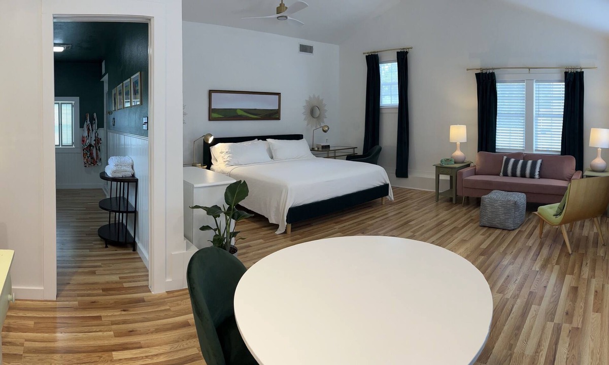 Weatherford Cottage | Spacious guesthouse located in the heart of Weatherford.