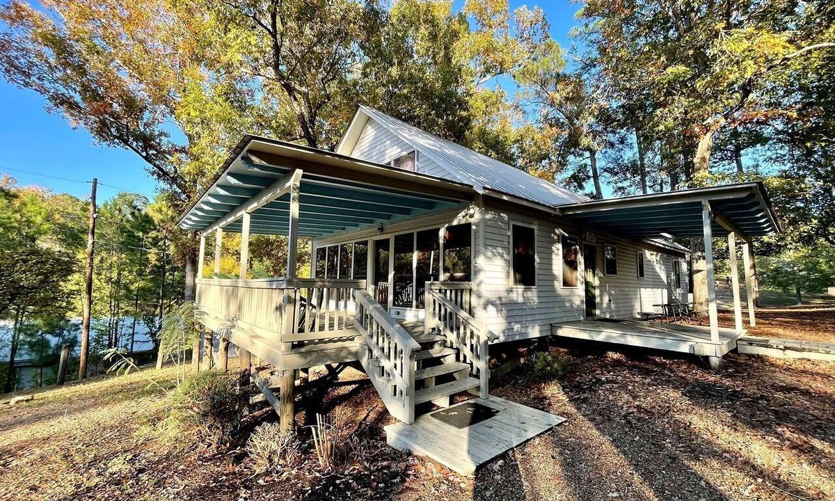 Zwolle Cabin | Spacious Luxury Cabin with Resort Amenities Near Zwolle, LA