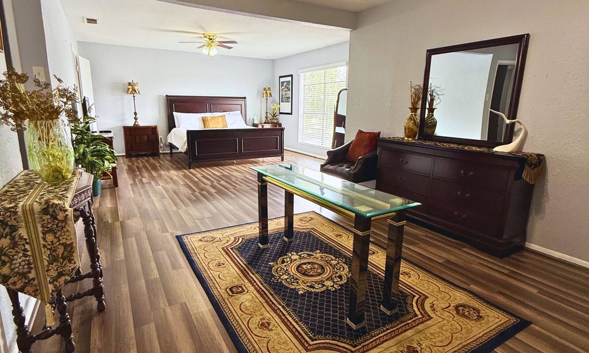 South Side House | Spacious Southside Home 1 King & 1 Queen bed!