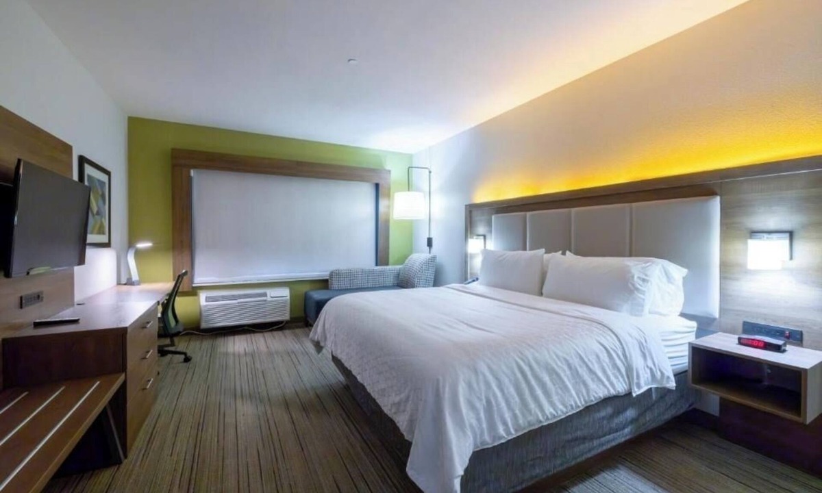 Lake Highlands Apartment | Standard King Room Near BETO'S FAST FOOD DAL