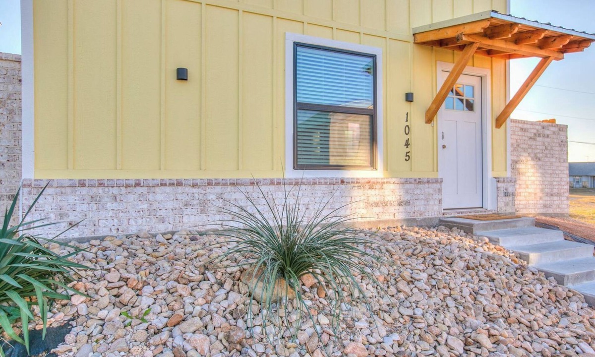 San Angelo House | Stay at Sunrise is a golden retreat located one block from the river.