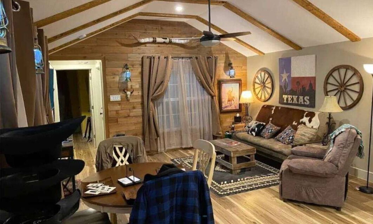 Fort Worth Cabin | Stockyards-Walk 1.5 Block to StockYards-Cowboy Cabin, TCU close by