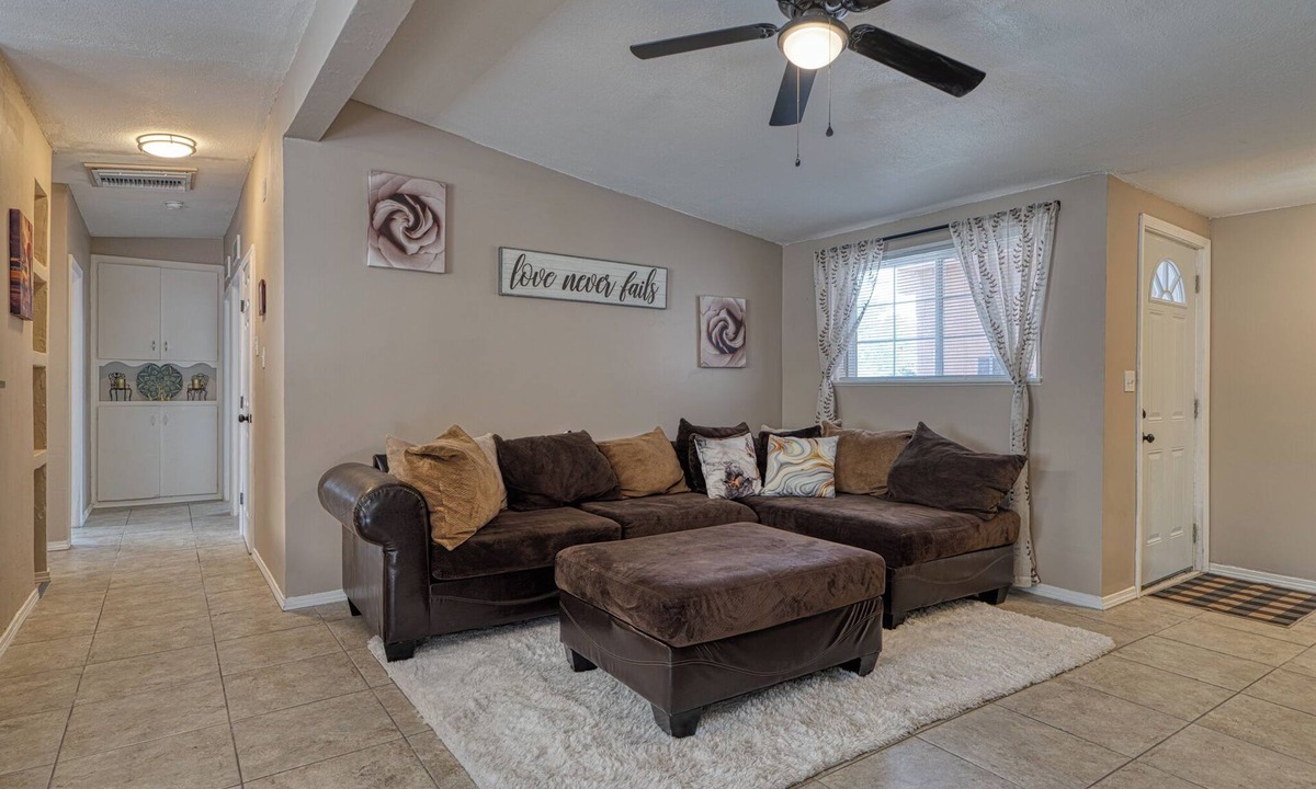 Northeast Heights House | STOP SCROLLING. YOU JUST FOUND IT! Fast WiFi, cozy beds, plenty of room!