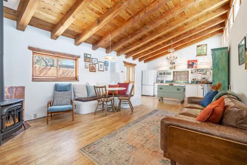 West Manhattan House | Stunning Artful Adobe - Super Walkable Location - Cozy and Comfortable