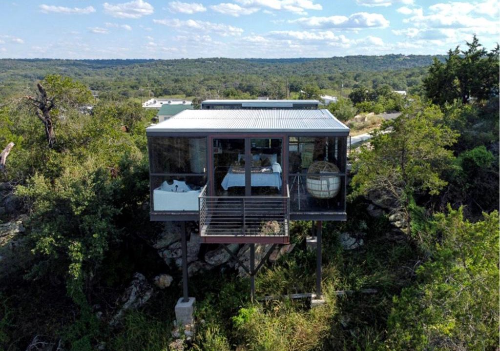 Cottonwood Shores Villa | Stunning Mirror-Glass Retreat with Spa Tub & Sunset Deck in Cottonwood, Texas