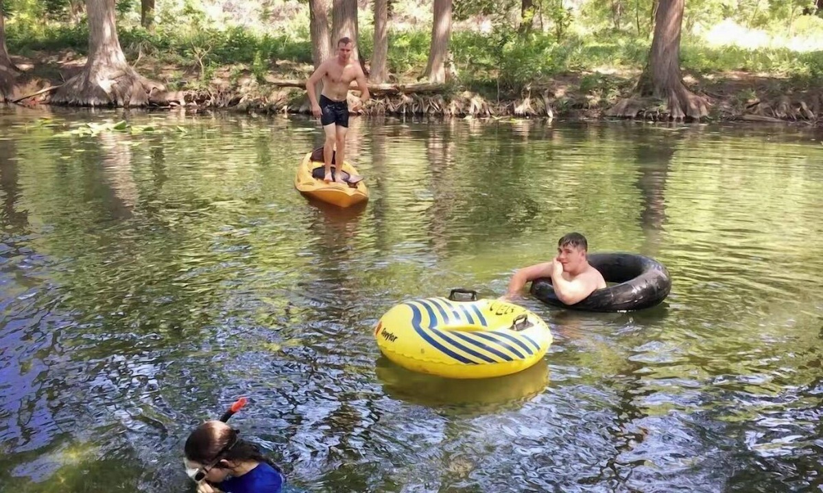 Leakey House | STUNNING Private Frio River! Ping Pong, Guest Cabin, Rope Swing, Kayak Heaven