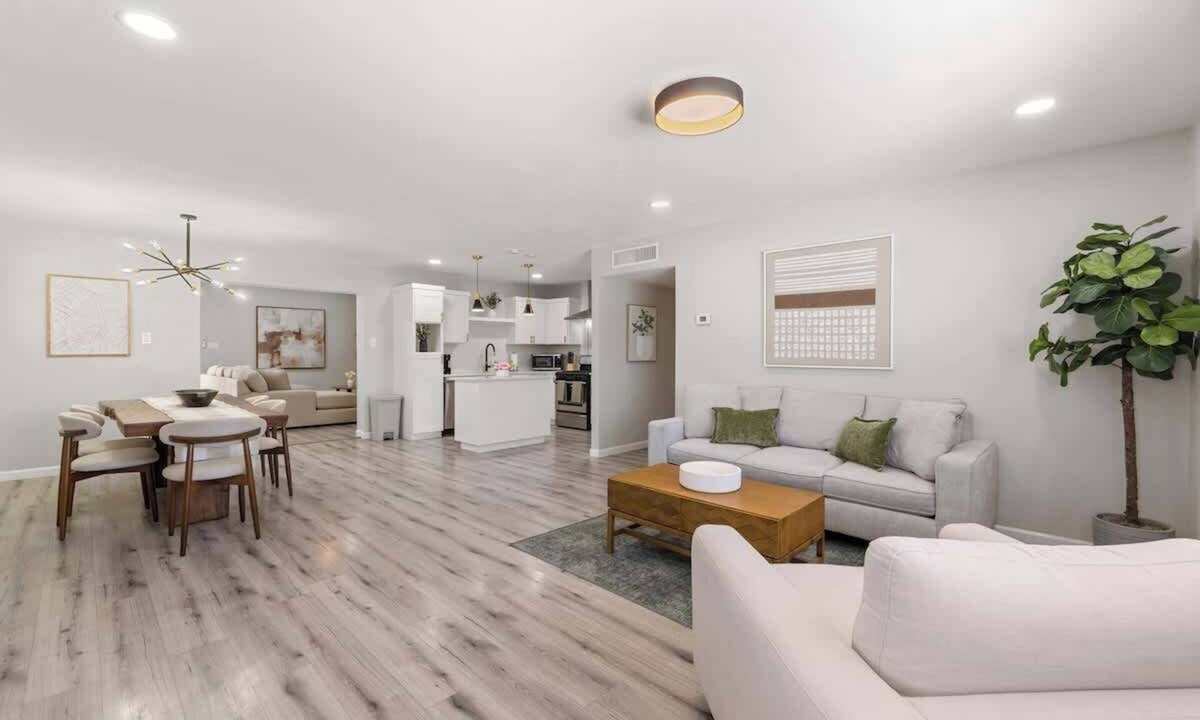 Biggs Field House | Stylish 3BR 2 Living Areas 10 Min to Airport