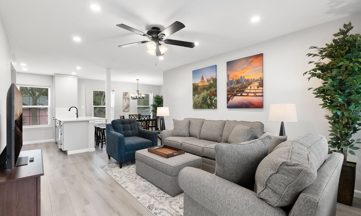 South Congress Condo | Stylish 3BR/2BA with large pool in HEART of SOCO!