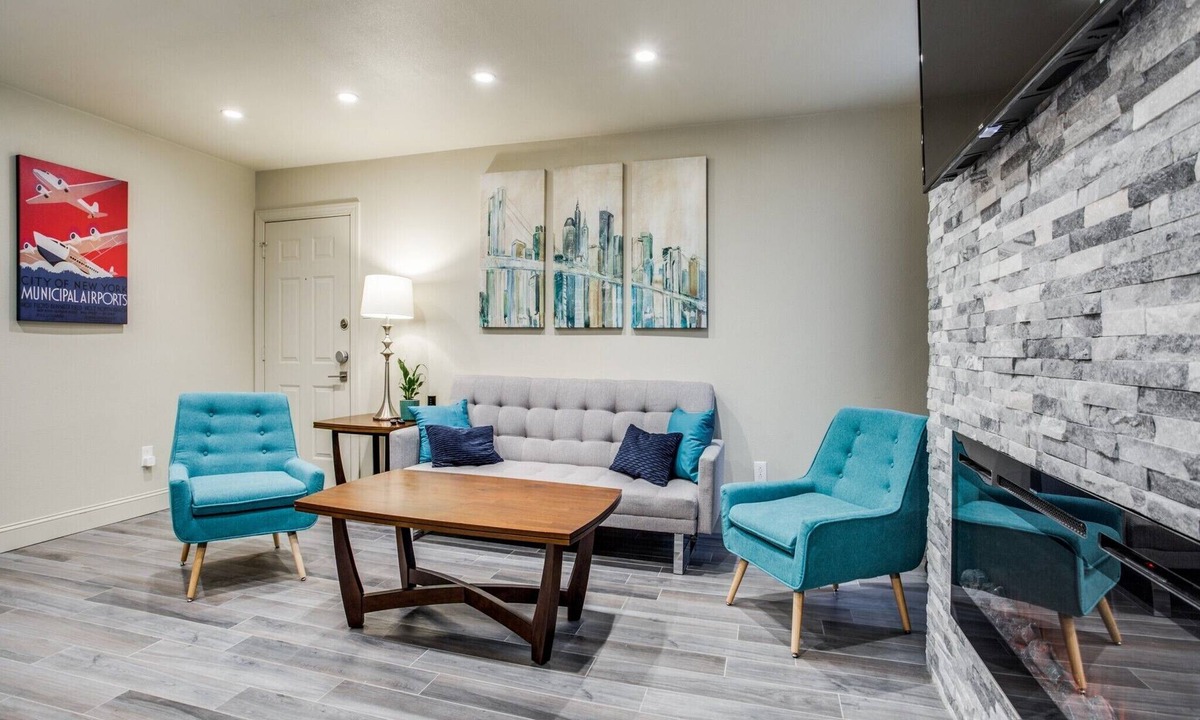 Dallas House | Stylish Condo near SMU, NorthPark & Greenville Ave with Pool