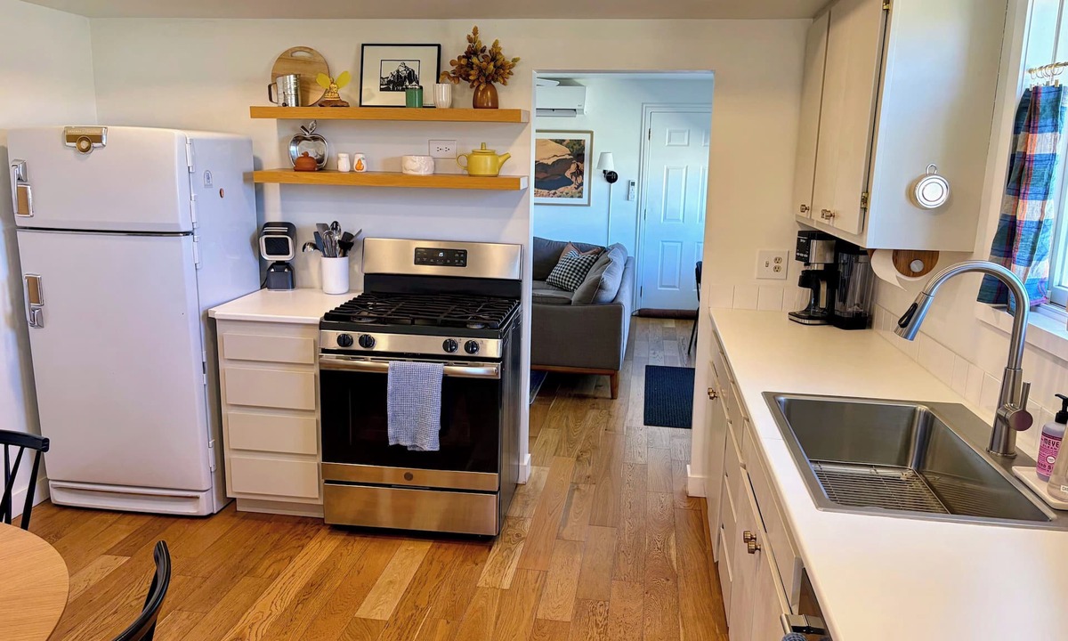 Teasdale House | Stylish Farmhouse by Capitol Reef. Books, Full Kitchen, Kid-Friendly.