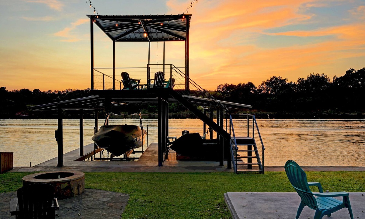 Burnet House | SUMMER READY NEW TIKI BAR - HUGE DOCK, Rope Swing Open Water Cozy and updated