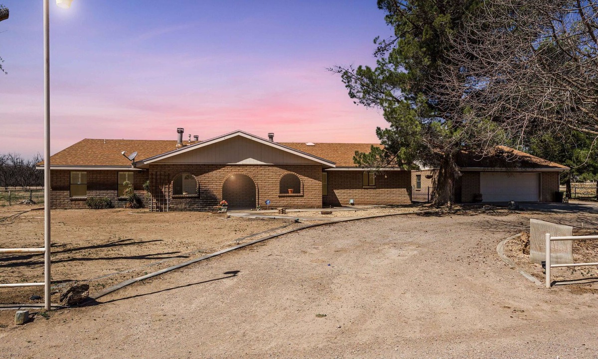 Mesilla Park House | Superb 4-bedroom estate with horse stalls in Mesiila Valley Country side.