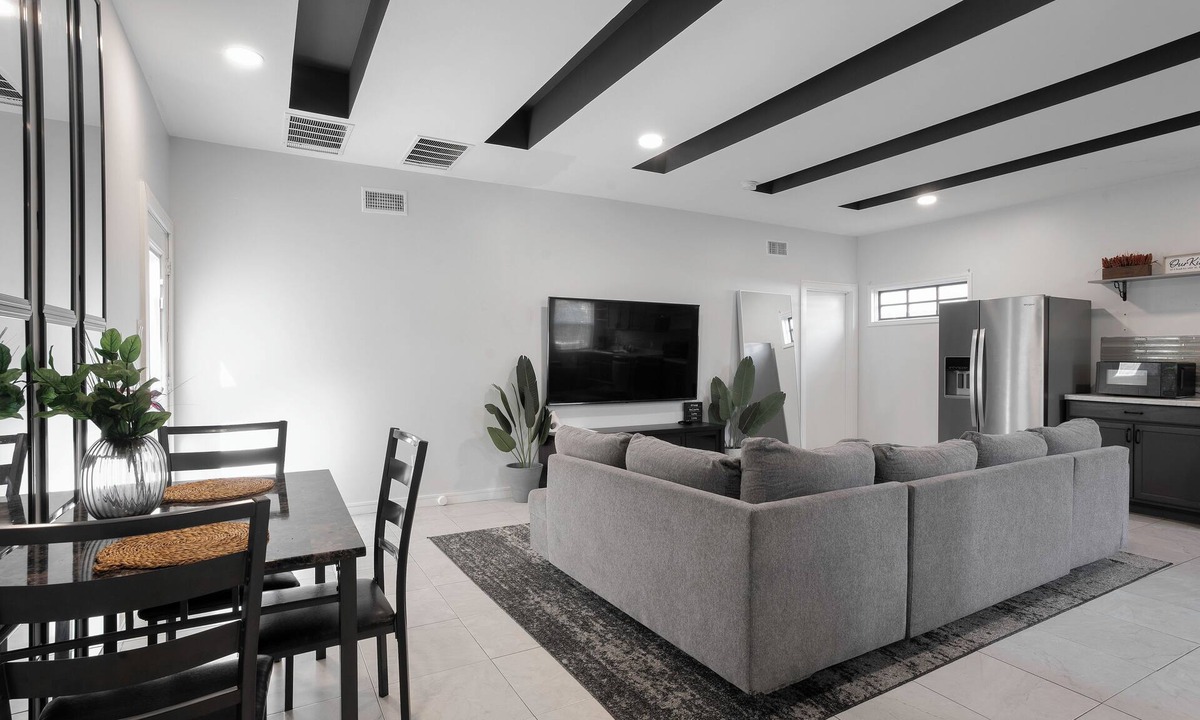 South Dallas - Fair Park House | Texas State Fair/Downtown/Uptown Modern Villa with Game Room and Patio!