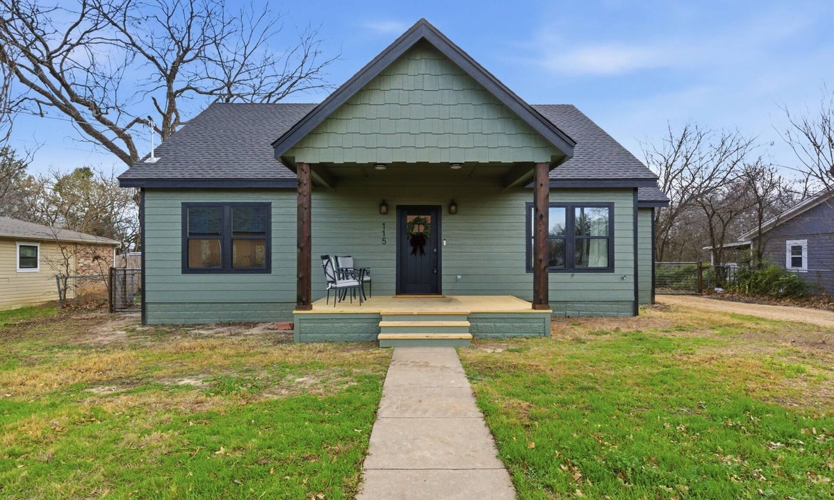 Weatherford House | The Bella - Modern Equestrian Home with Park Views near Weatherford Square!