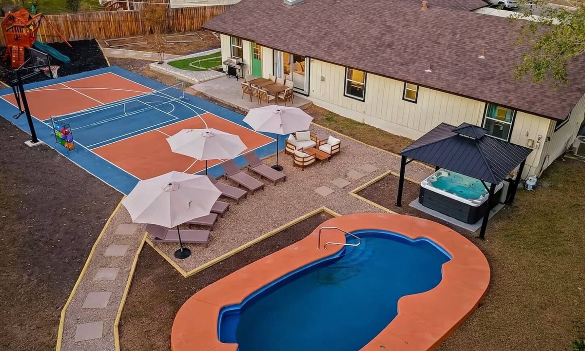 Shearer Hills - Ridgeview House | The Courtside Oasis, Mini Golf, Pool, Hot Tub