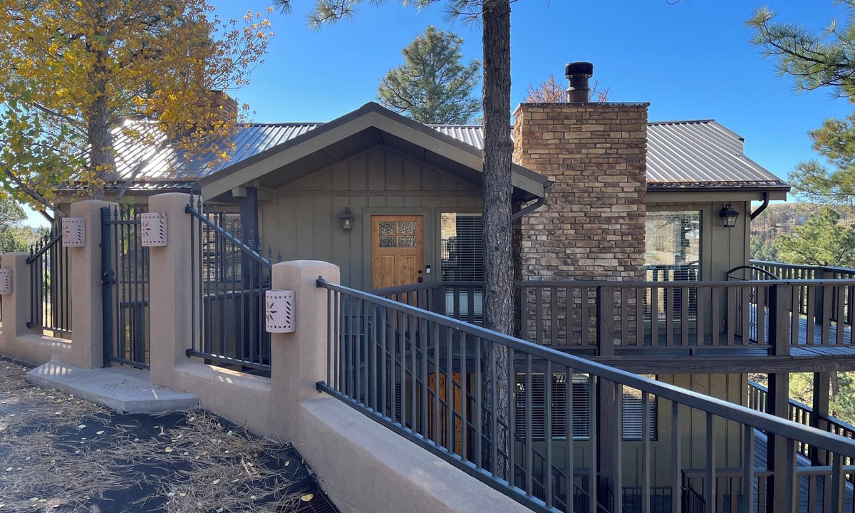 Alto House | The Cozy Coyote/Alto Lake Views/Dog Friendly/1 Mile to Ski Run Road