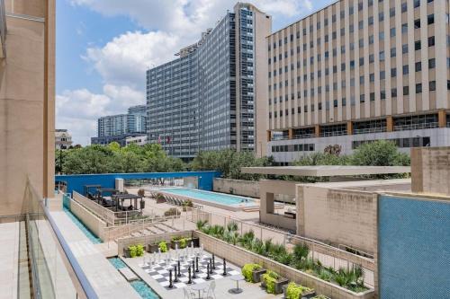 Downtown Dallas Apartment | The Dallas View, King Suite with Resort Amenities