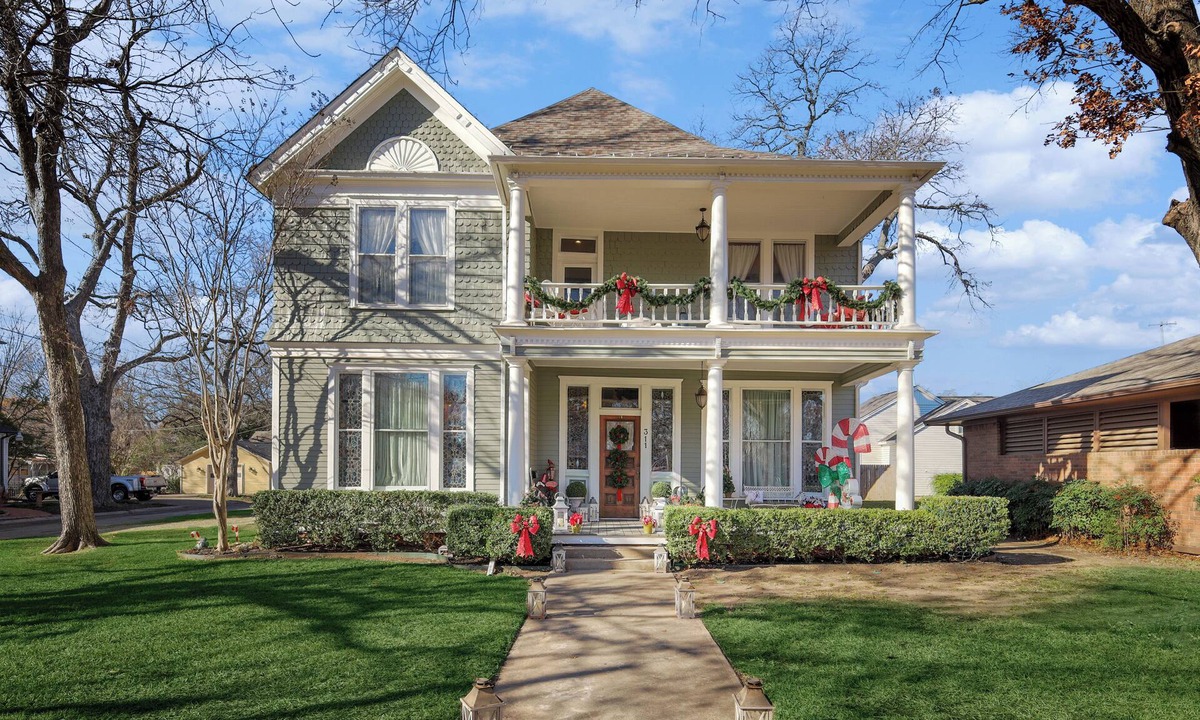 Gainesville House | The Denton Street Holiday House, an 1893 Victorian in the Historic District