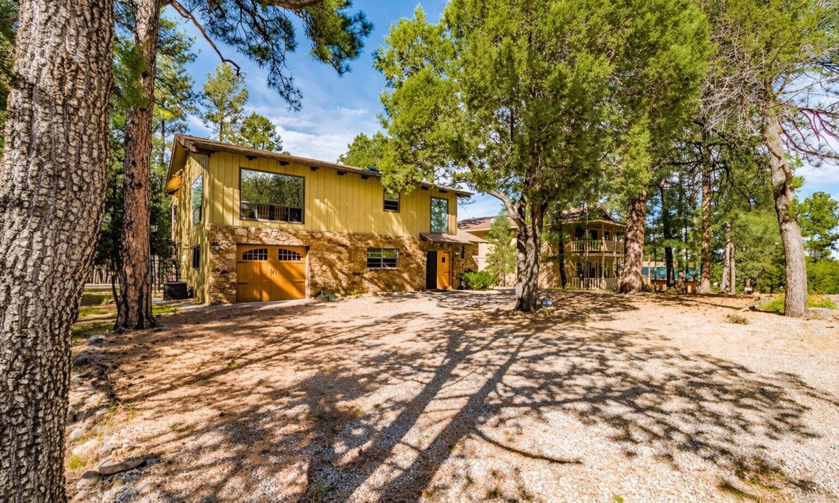 Alto House | The Gelk Pet Friendly | Live Large in the Pines—Hot Tub, Bar & Cozy Gathering Space