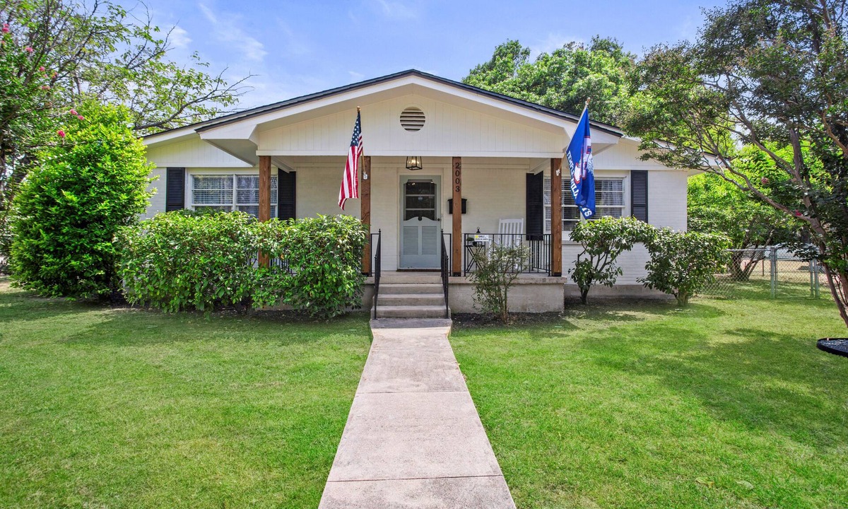 Temple House | The Hometown Cottage is centrally located in the heart of Temple.