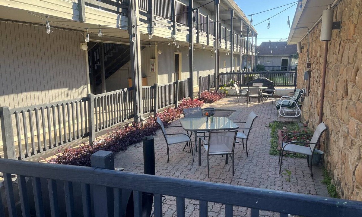 Runaway Bay Condo | THE LODGE. Hotel suite, fitness room, Pool. In Runaway Bay on Lake Bridgeport