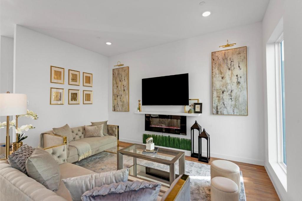 Oak Cliff House | The Luxe Lair - Convenience and Comfort meet Lavish Luxury townhouse