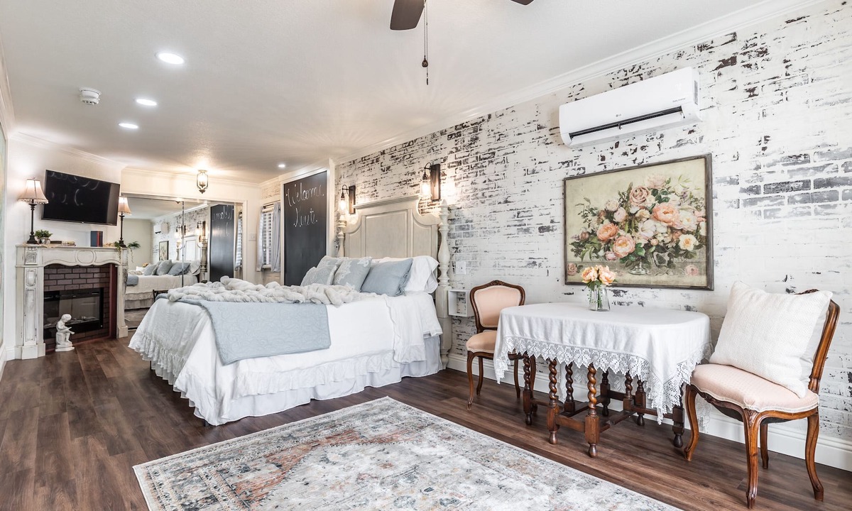 Azle Bed & Breakfast | The Old Liberty Schoolhouse B&B