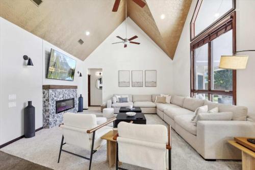 Ponder House | The Perfect Holiday Getaway 5BR 4BA with Pool and Hot Tub