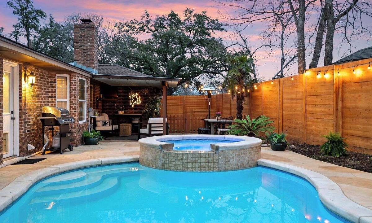 West Oak Hill House | The Pool & Gaming Retreat - Hot Tub, Arcade & More