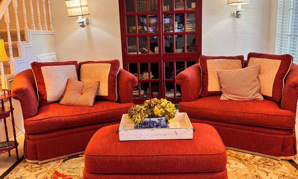 McKinney House | The Rustic Chandelier- 3 bedrooms 2.5 baths, full kitchen, 4 TV's and WIFI
