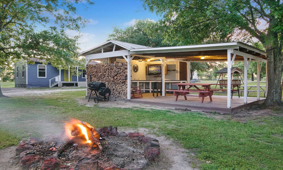 Grand Saline House | The Venue at Three Points - Pappy's Shack