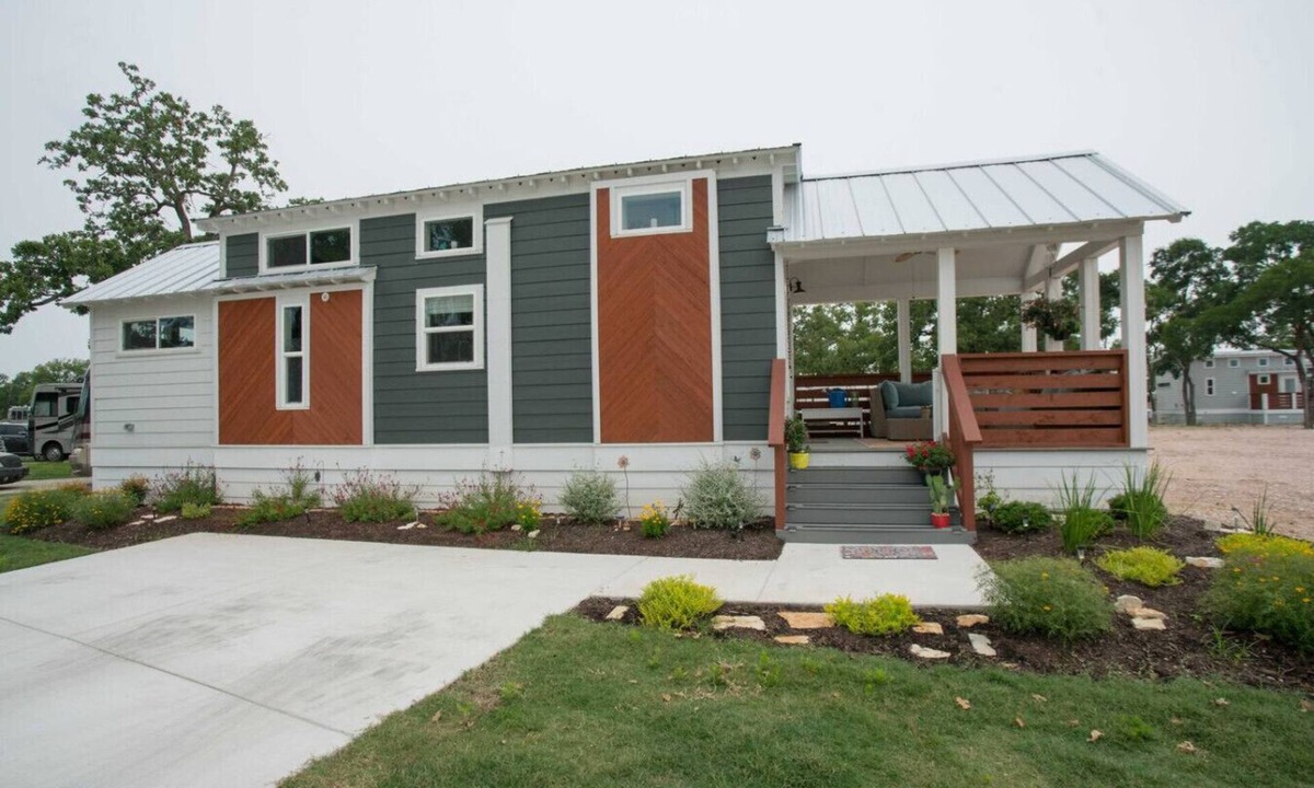 Austin House | Tiny Home at Village Farms with Pool & Hot Tub