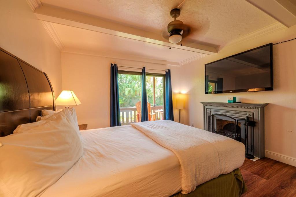 South Padre Island Apartment | Toucans Retreat Tranquil 1BR Condo with Patio 102