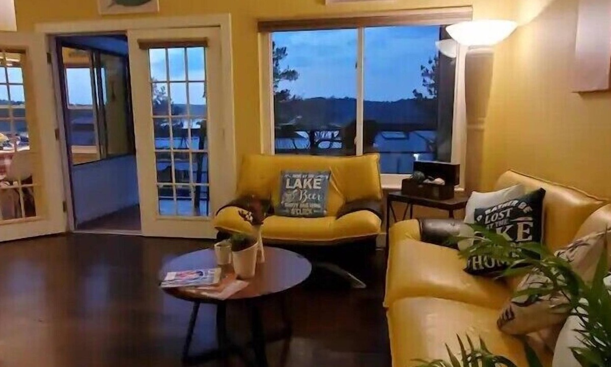 Waterwood House | Tranquility Villa by the lake with green backyard. Free wifi, kayaks, bike, pool