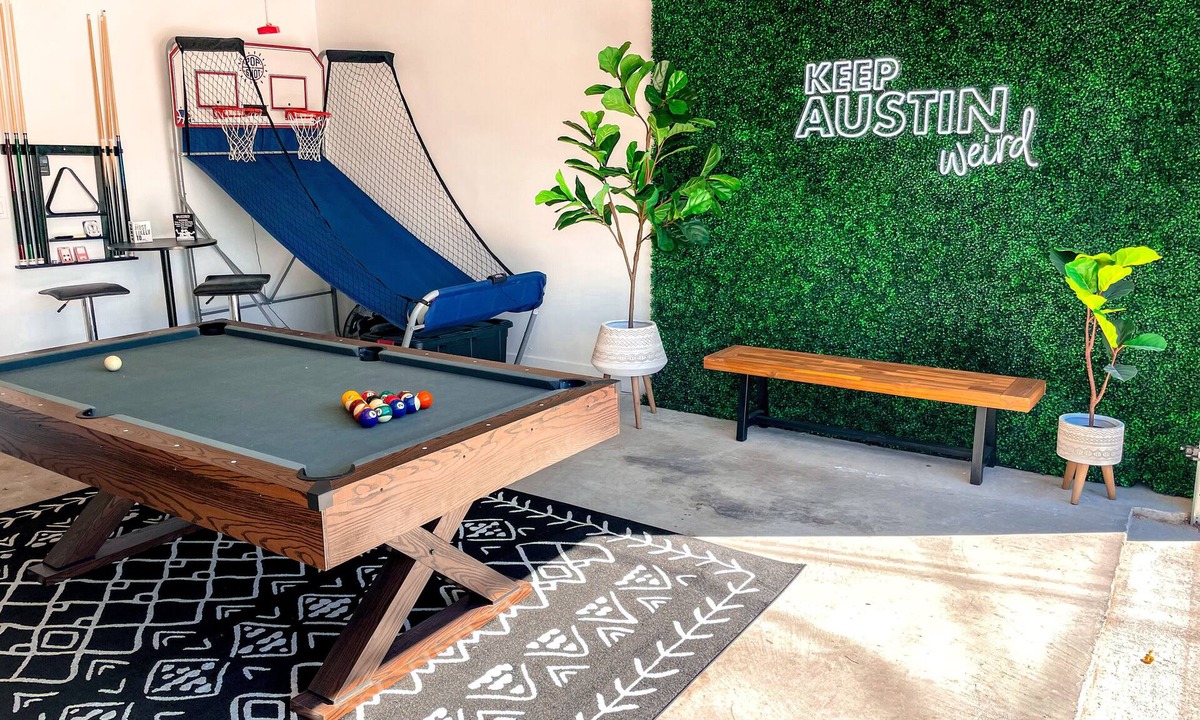 East MLK House | Ultimate Bachelor HQ 10 Bed Hot Tub, Game Room, Heated Pool 10 Min DT