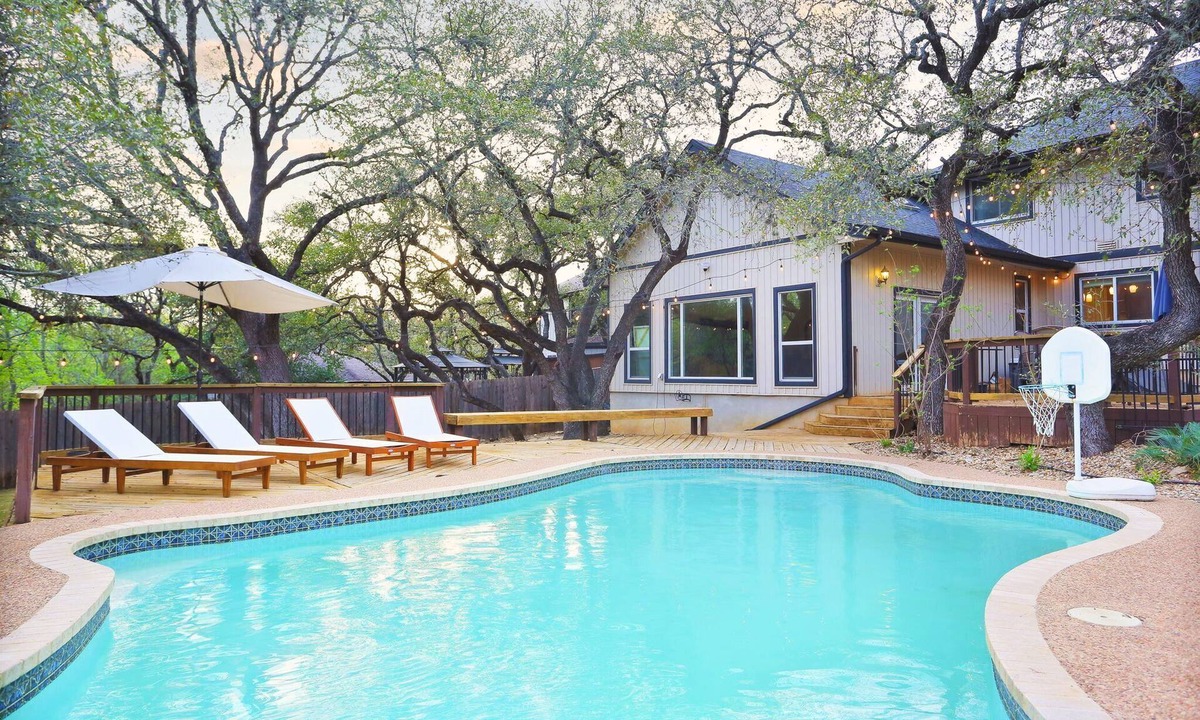 Whispering Oaks House | Ultimate Retreat 5-bed, Pool, Hot Tub, Mini Golf, Game Room, Playground and More