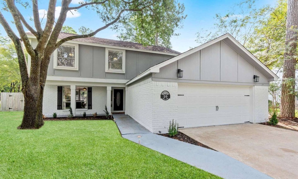 Grogan's Mill House | Under a Tree - Family Home in the Heart of The Woodlands