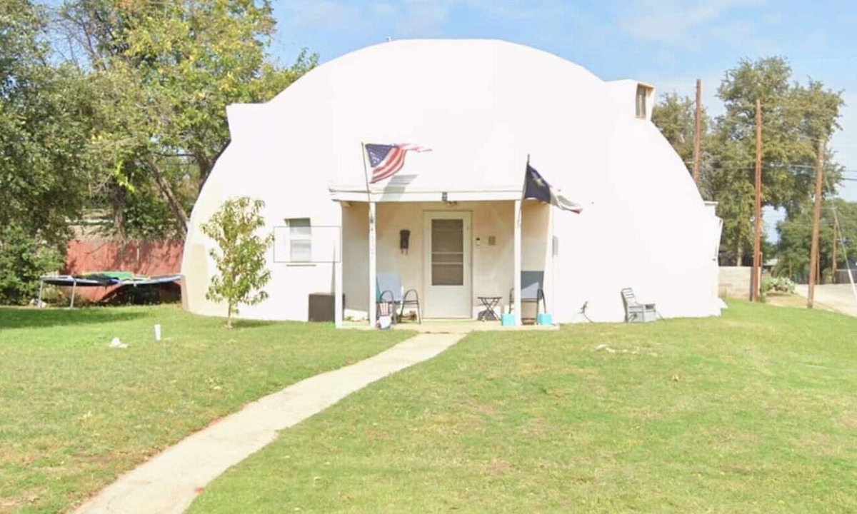 Sweetwater House | Unique 3-bedroom golfball house in Sweetwater
