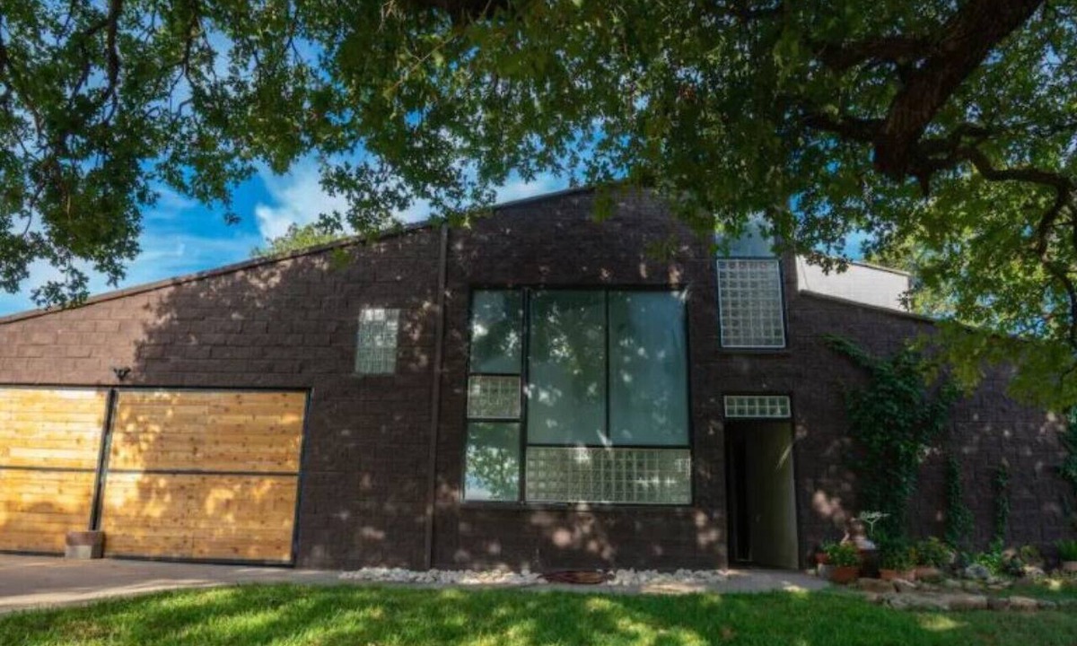Nocona House | Unique,Eclectic, Scenic Farm, Relax in the jacuzzi tub,Nature Inspired