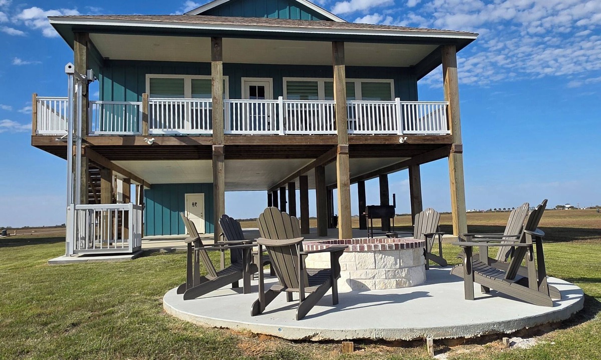 Palacios House | Unwind on the Bay- Fishing, Pool, Tennis, Basketball courts & Kids' Playground