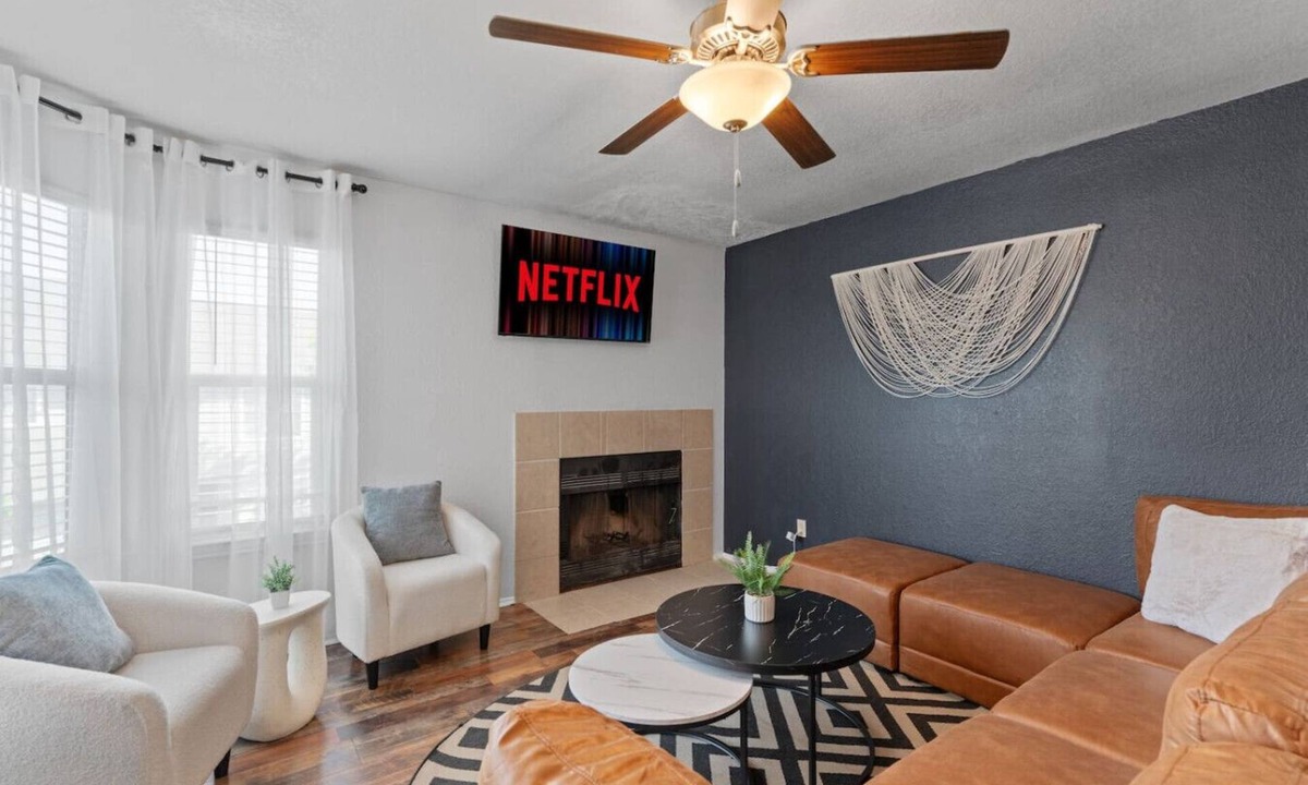 McNeil House | Up to 16 People - Mins 2 Downtown - Luxury Home