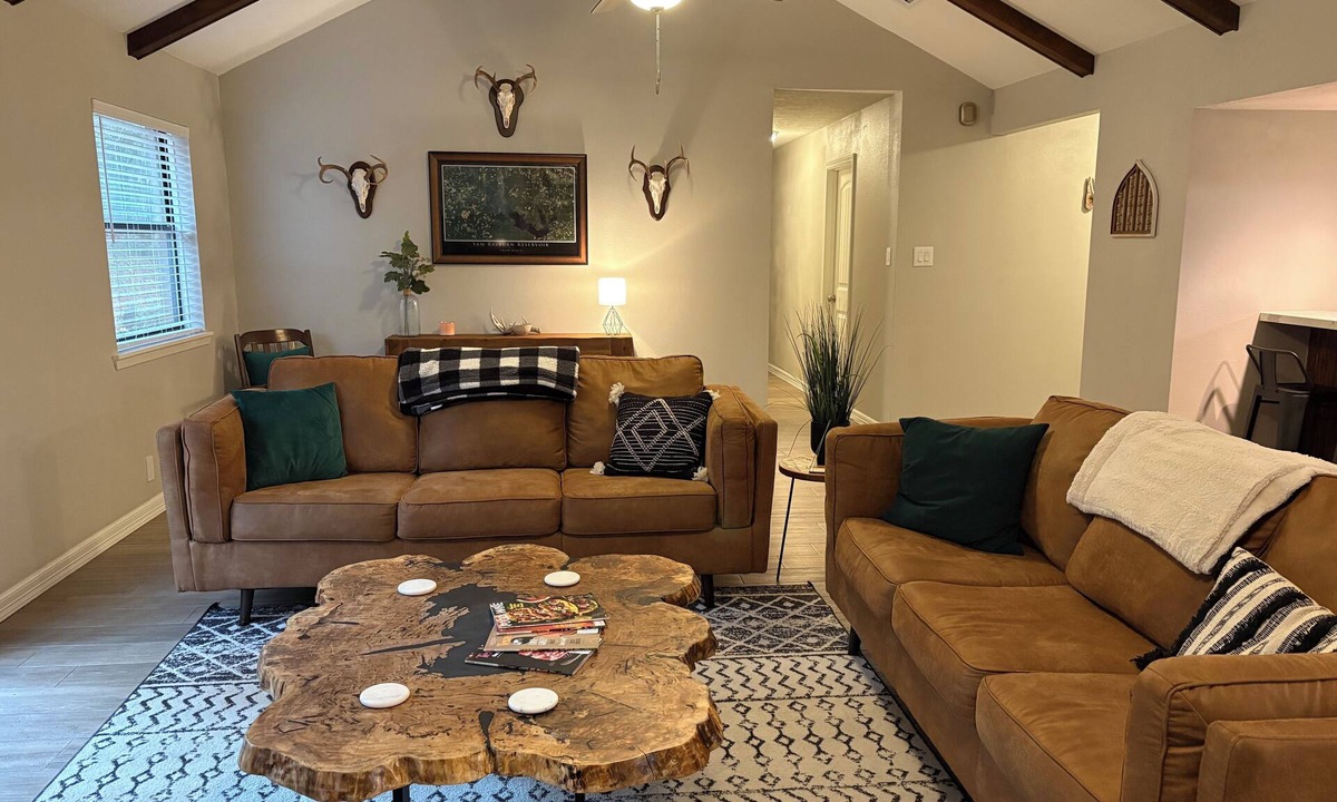 Brookeland House | Updated Rayburn Country Home with outdoor space and plenty of room to entertain.