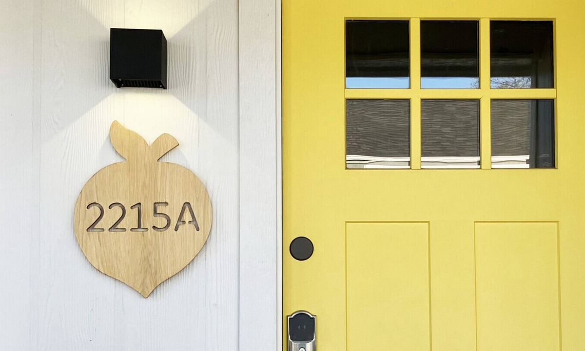 Austin Ave. House | Uptown Peach ~ Pet & Kid Friendly Home ~ Sleeps 5 ~ Hot Tub ~ Fire Pit ~ Games