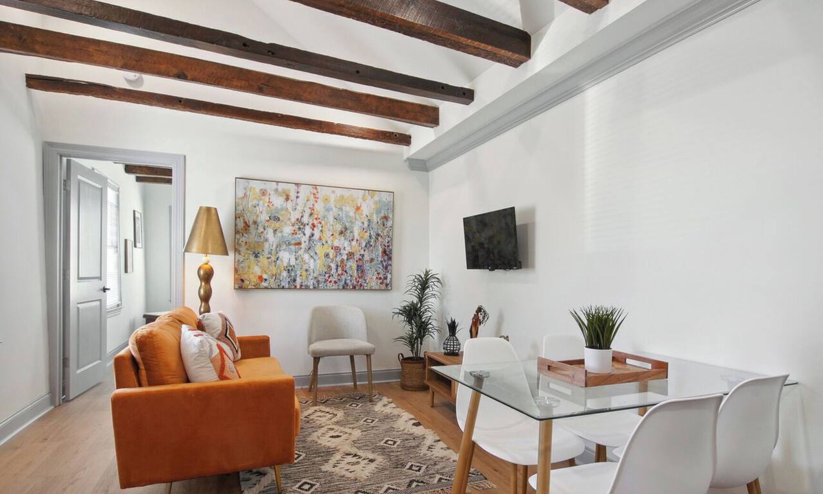 East Riverside House | Uptown Retreat w/driveway steps from Magazine St. Washer and dryer + Backyard!
